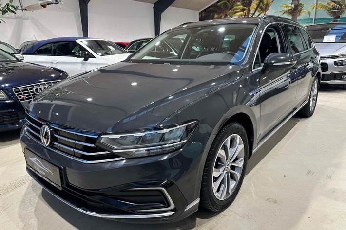 Grå VW Passat fra 2020 set udefra