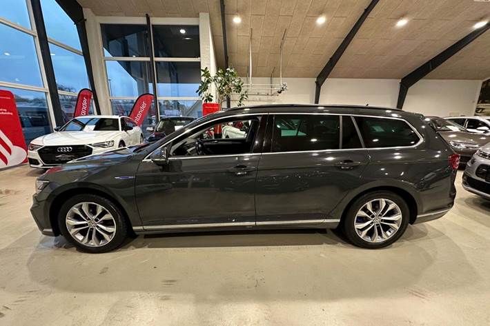 Grå VW Passat fra 2020