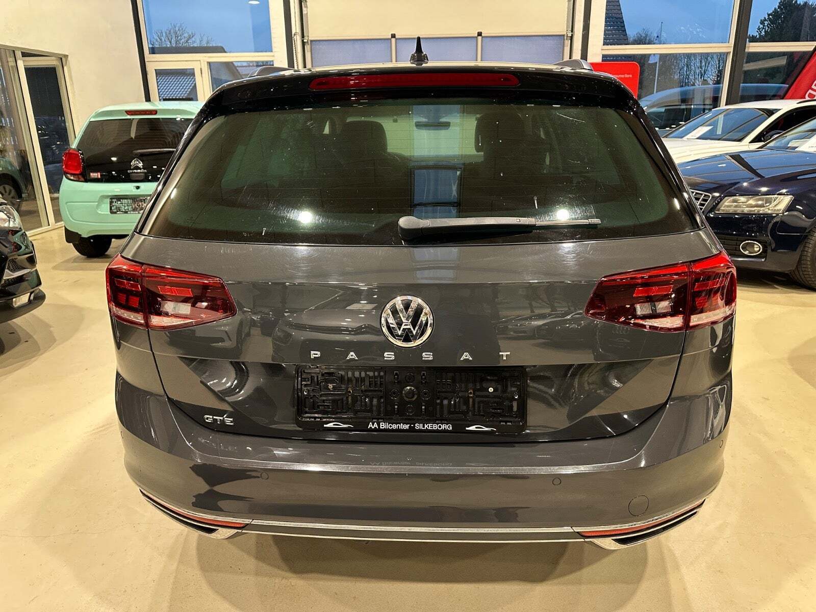 Grå VW Passat fra 2020