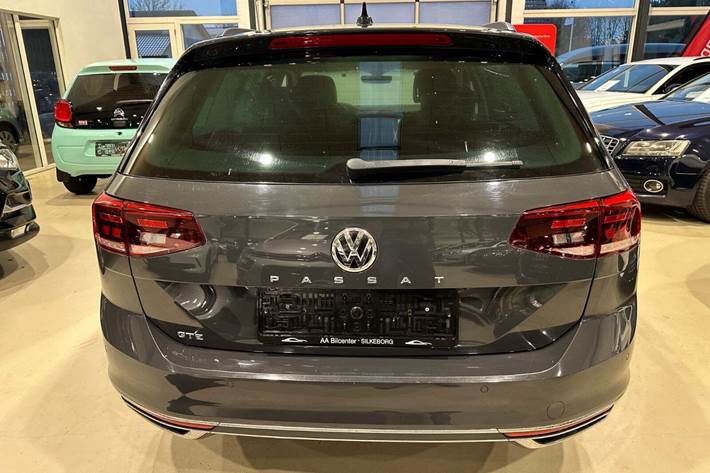 Grå VW Passat fra 2020
