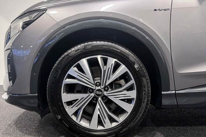 Grå Audi Q4 e-tron fra 2023