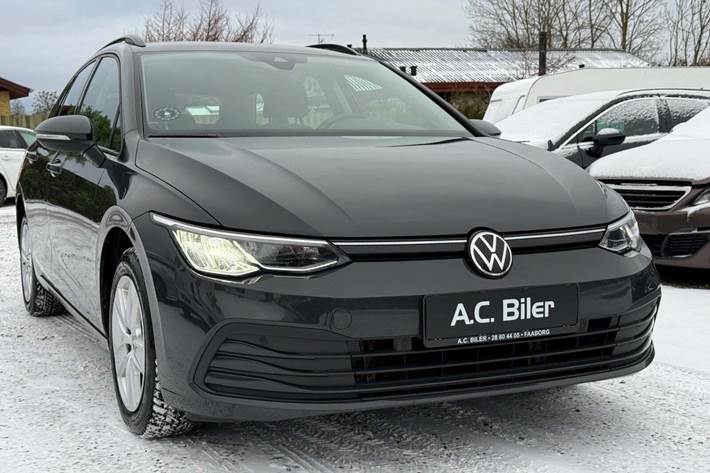 Grå VW Golf VIII fra 2022 set udefra