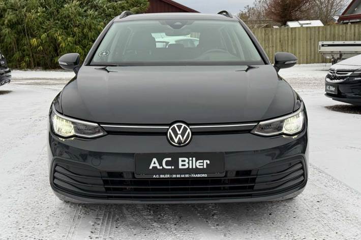 Grå VW Golf VIII fra 2022