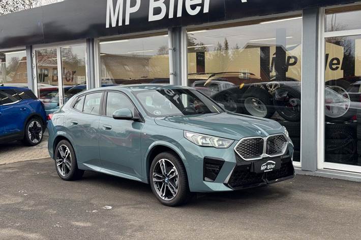 Blå BMW iX2 fra 2024
