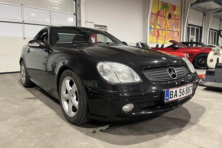 Sort Mercedes SLK230 fra 2000 set udefra