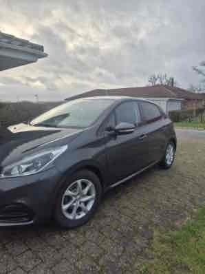 Grå Peugeot 208 fra 2016