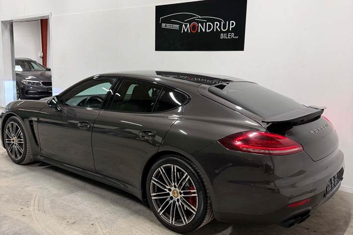 Grå Porsche Panamera GTS fra 2015