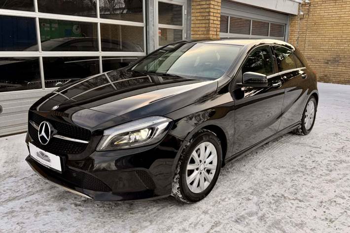 Sort Mercedes A180 fra 2015 set udefra