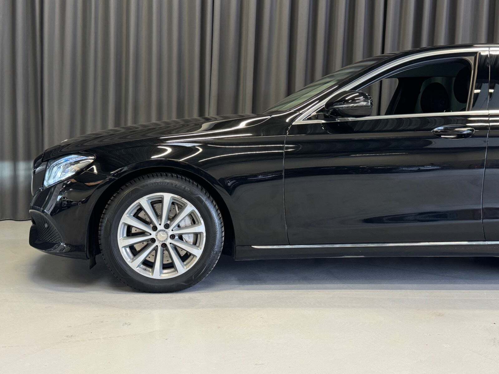 Sort Mercedes E220 d fra 2016