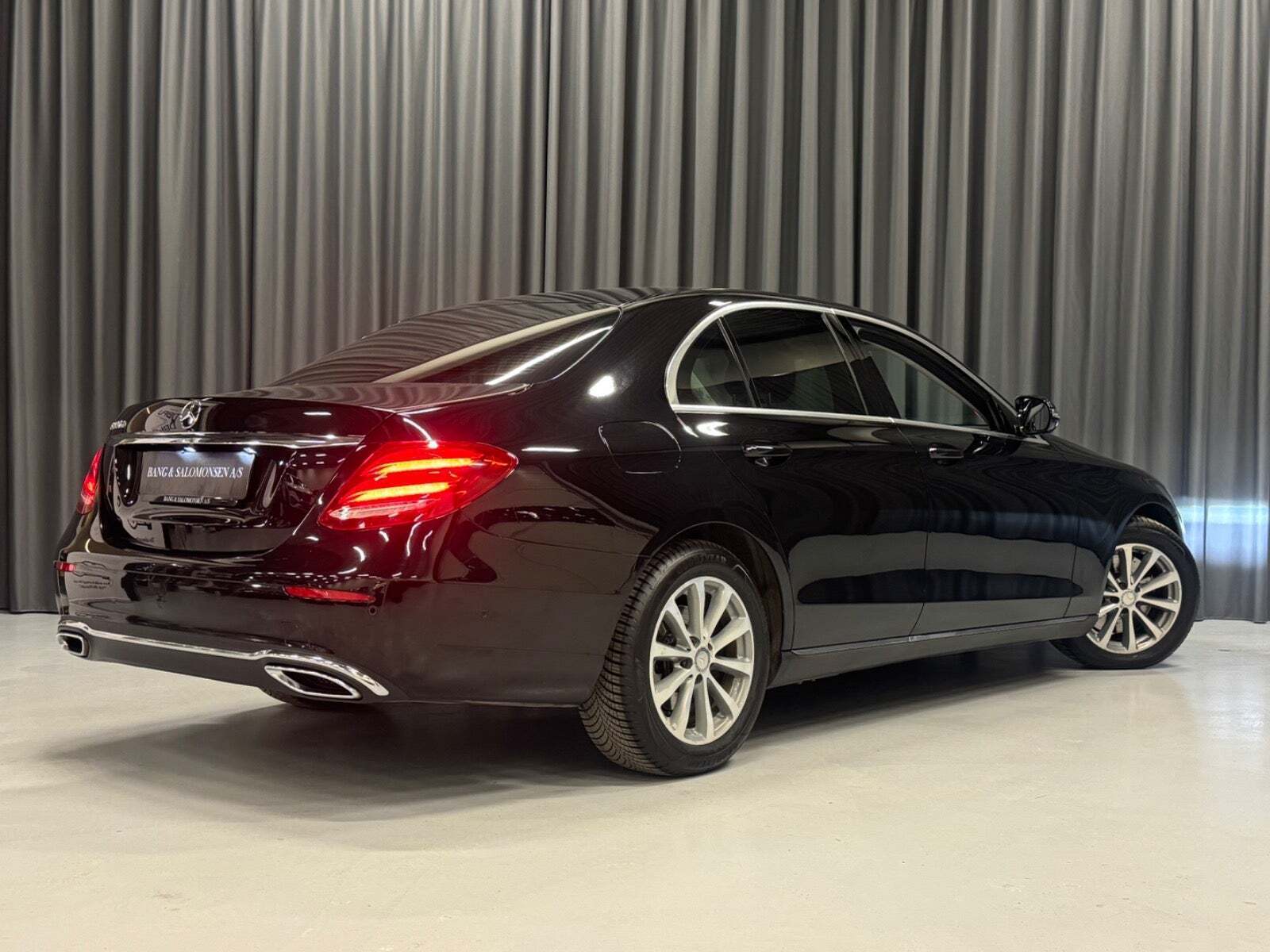 Sort Mercedes E220 d fra 2016