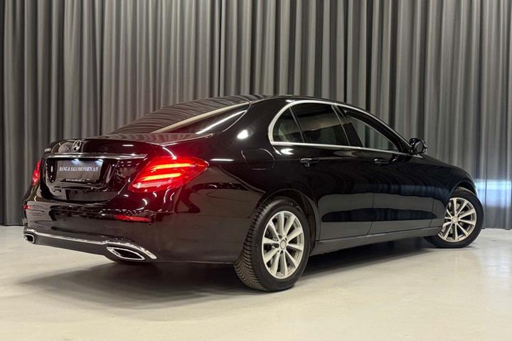 Sort Mercedes E220 d fra 2016