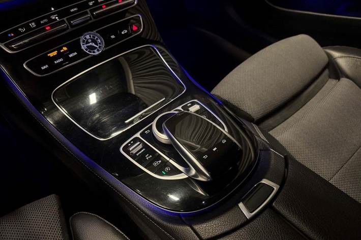 Sort Mercedes E220 d fra 2016