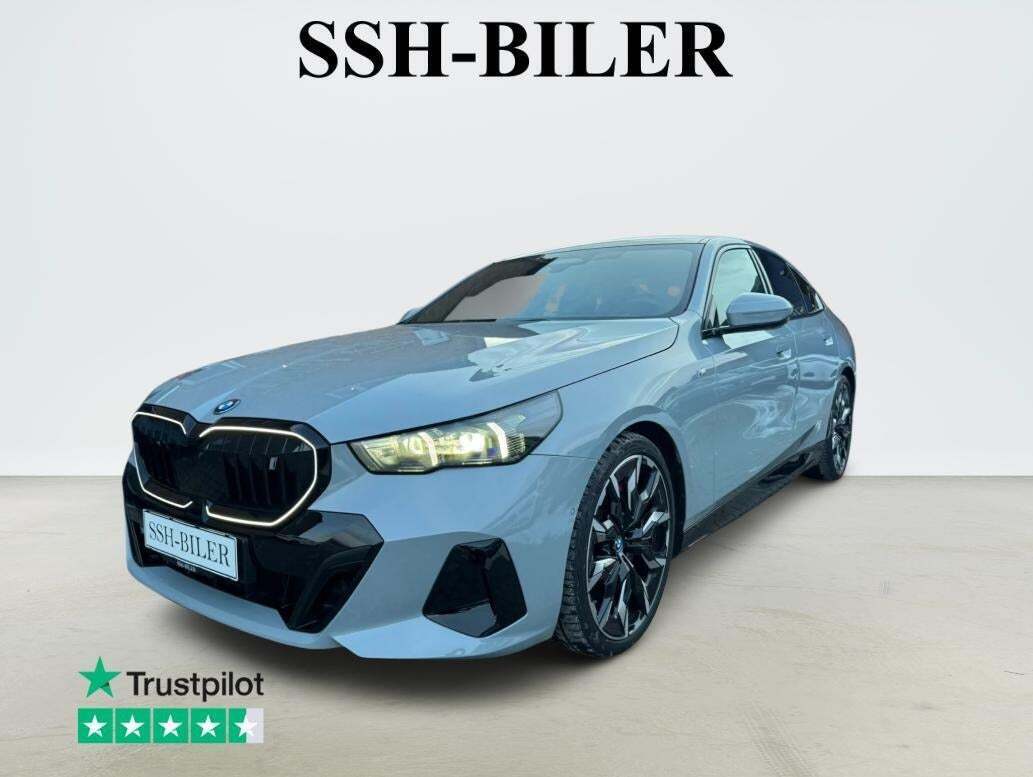 Grå BMW i5 fra 2025