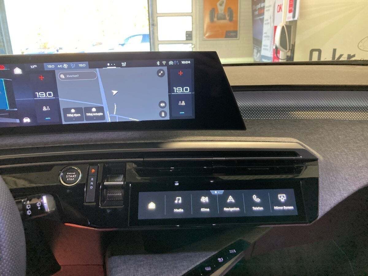 Sølv Peugeot e-5008 fra 2025