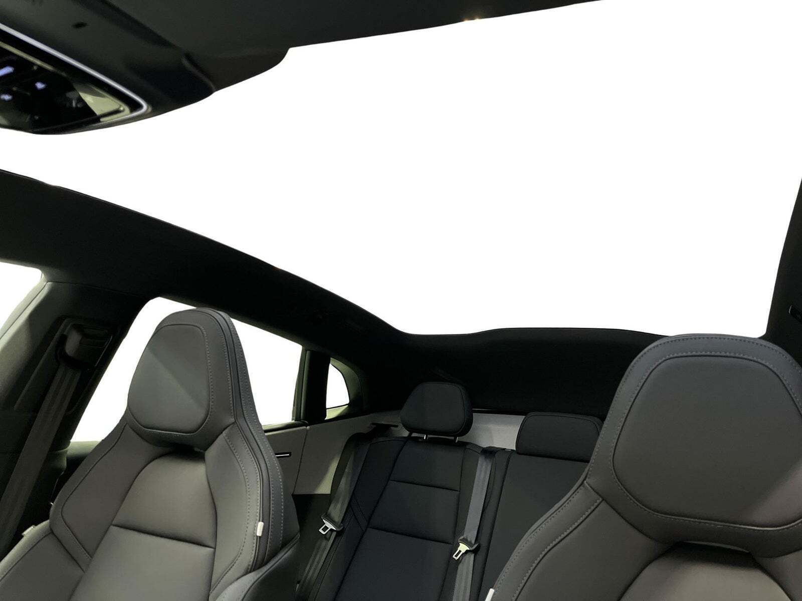 Sort Polestar 4 fra 2024