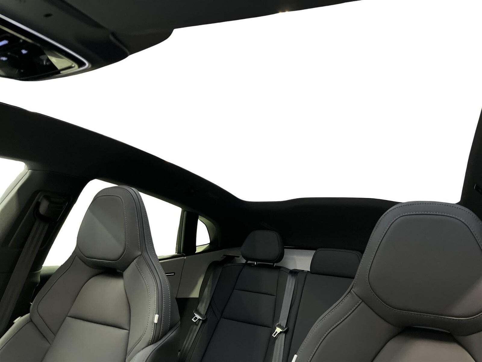 Sort Polestar 4 fra 2025