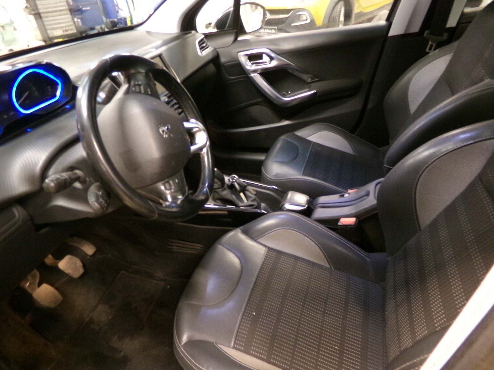 Peugeot 2008 1,2 e-THP 110 Selection Sky