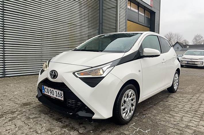 Hvid Toyota Aygo fra 2020 set udefra