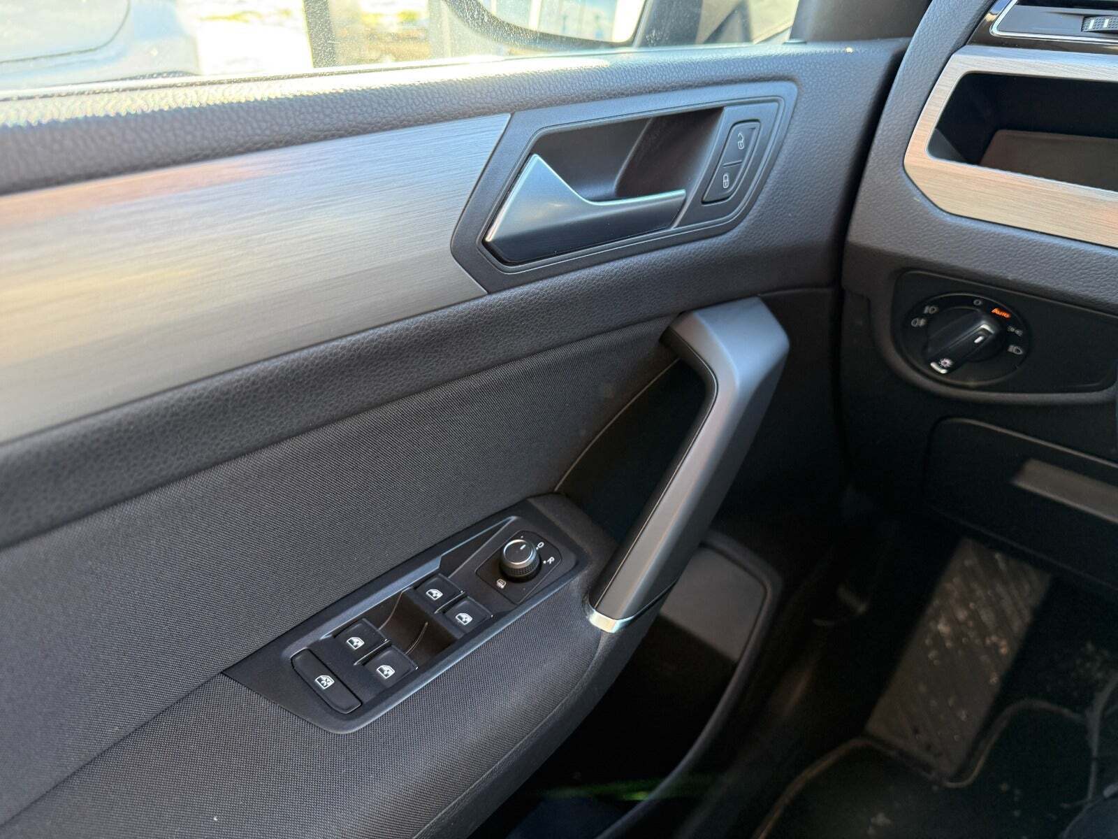 Grå VW Touran fra 2018