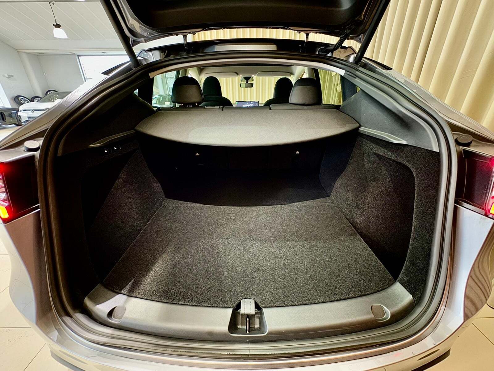 Sølv Tesla Model Y fra 2023