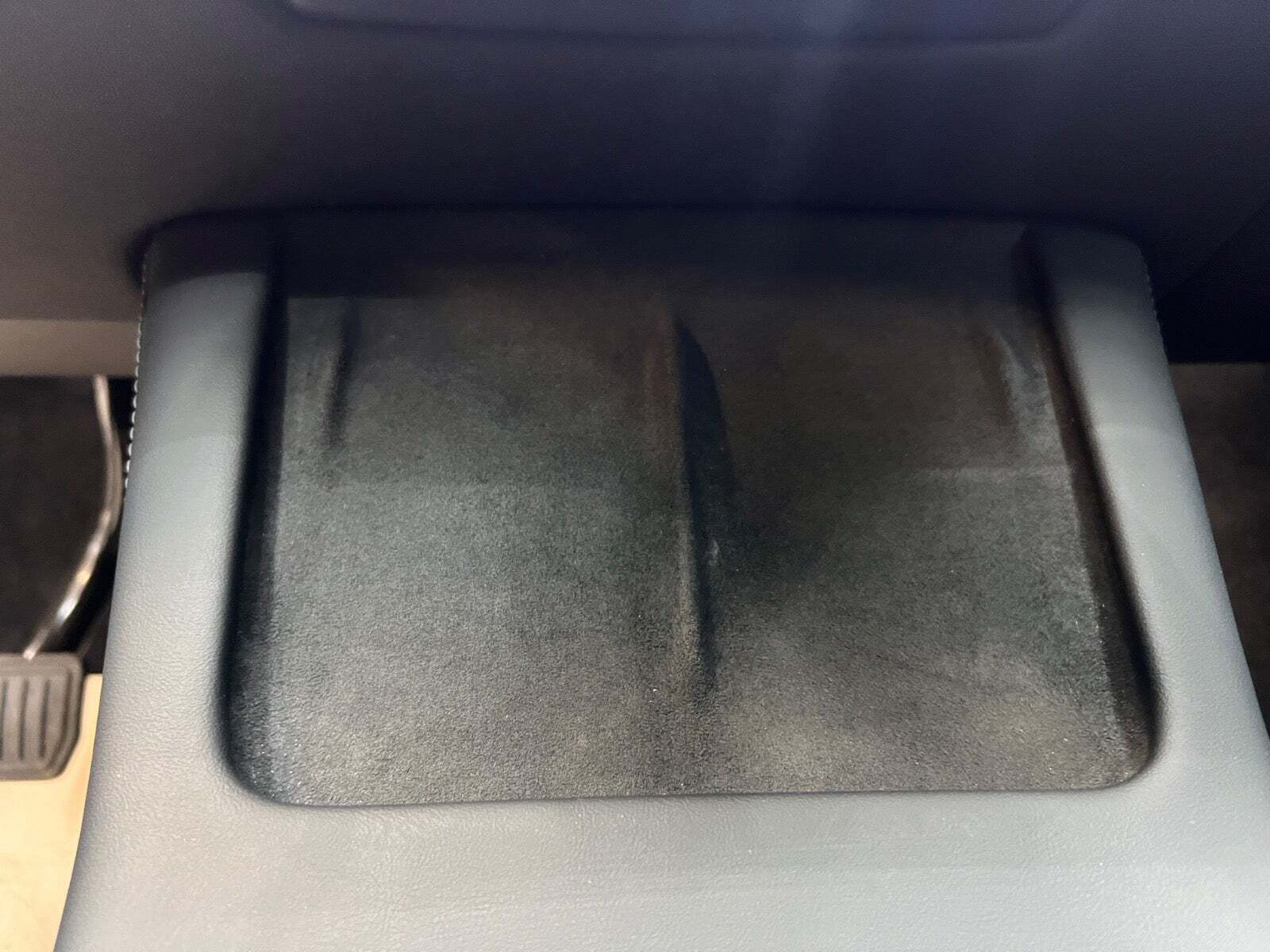 Blå Tesla Model Y fra 2022