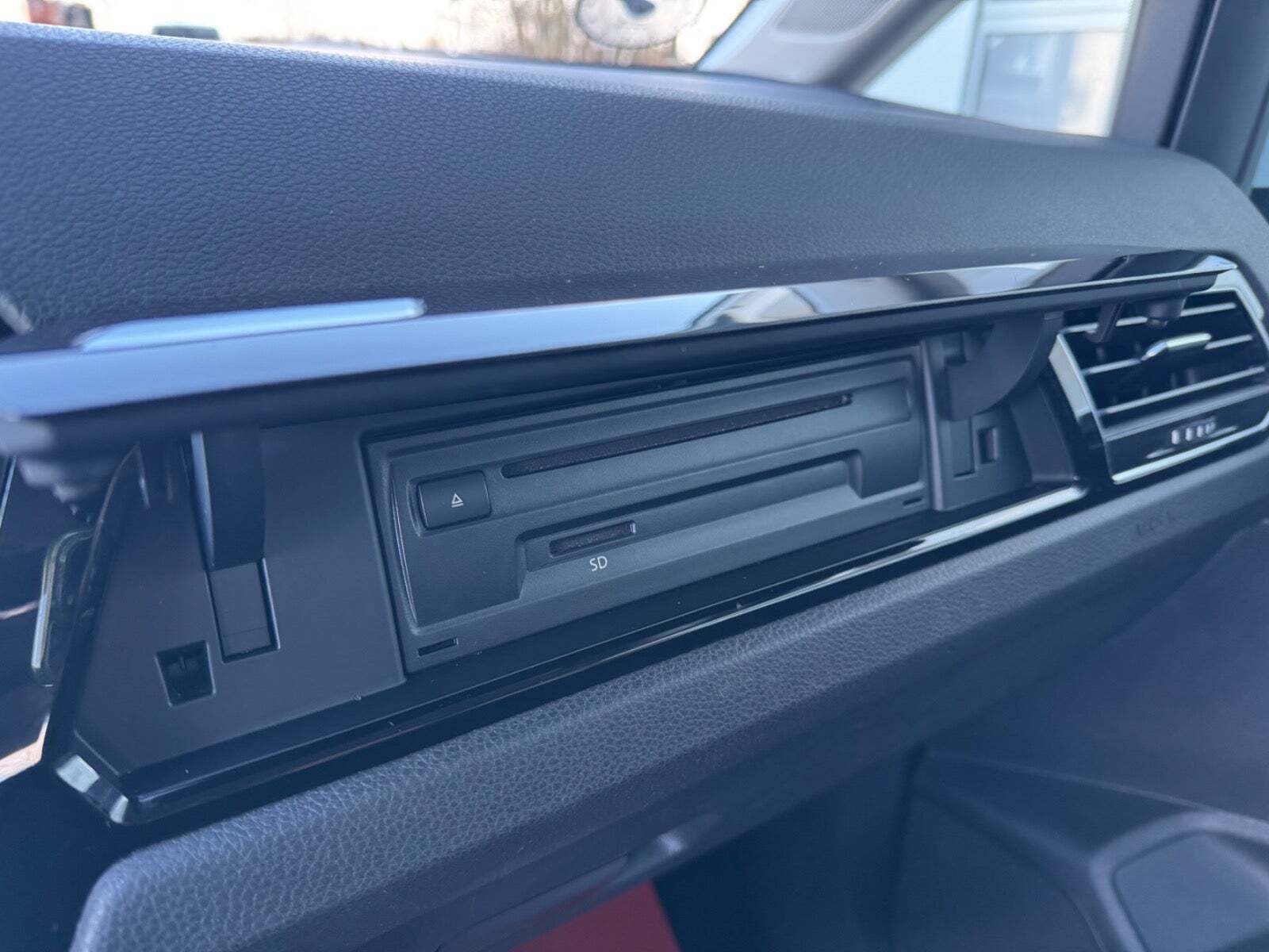 Hvid VW Touran fra 2018