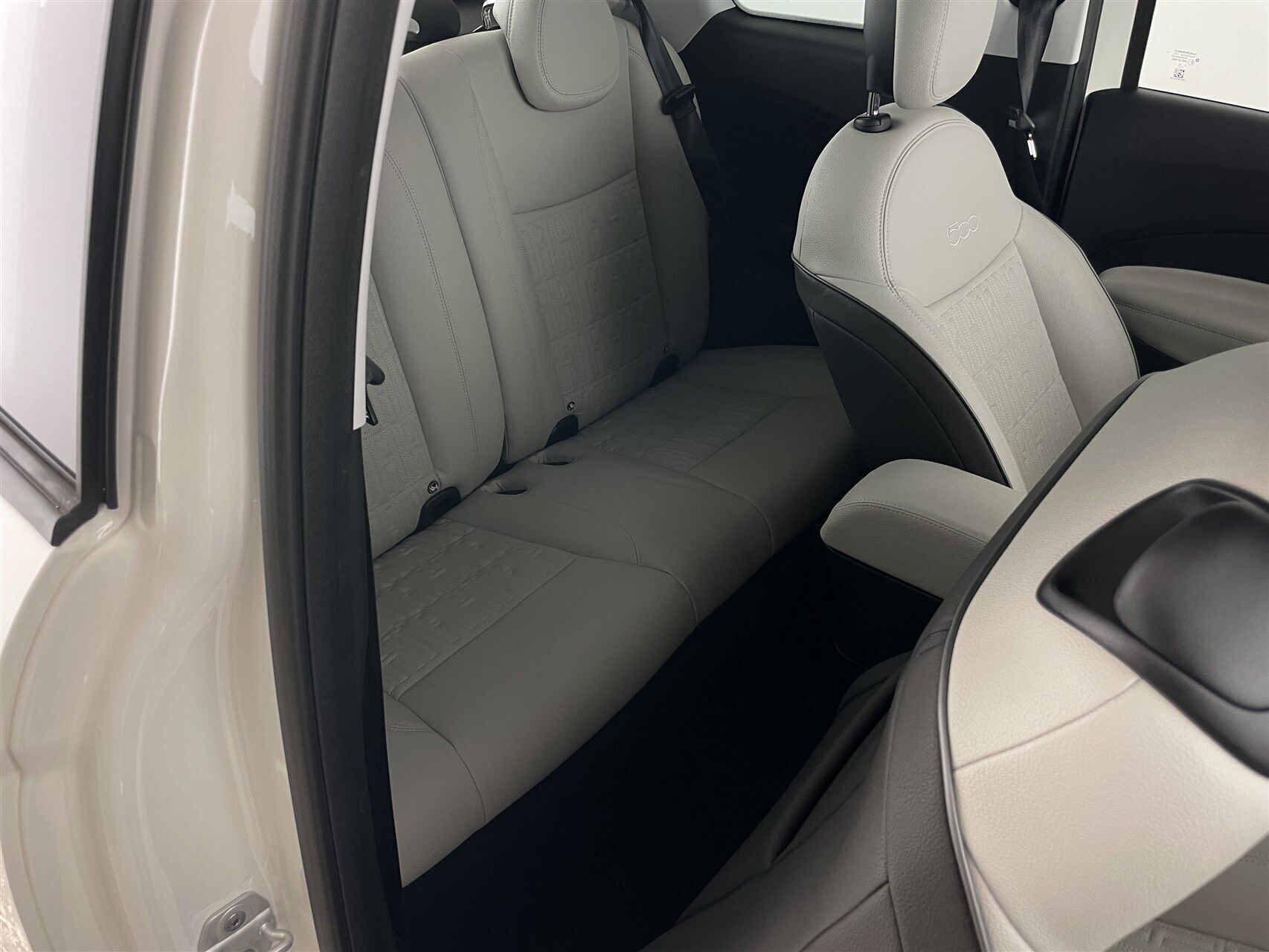 Hvid Fiat 500e fra 2023