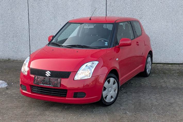 Rød Suzuki Swift fra 2007 set udefra