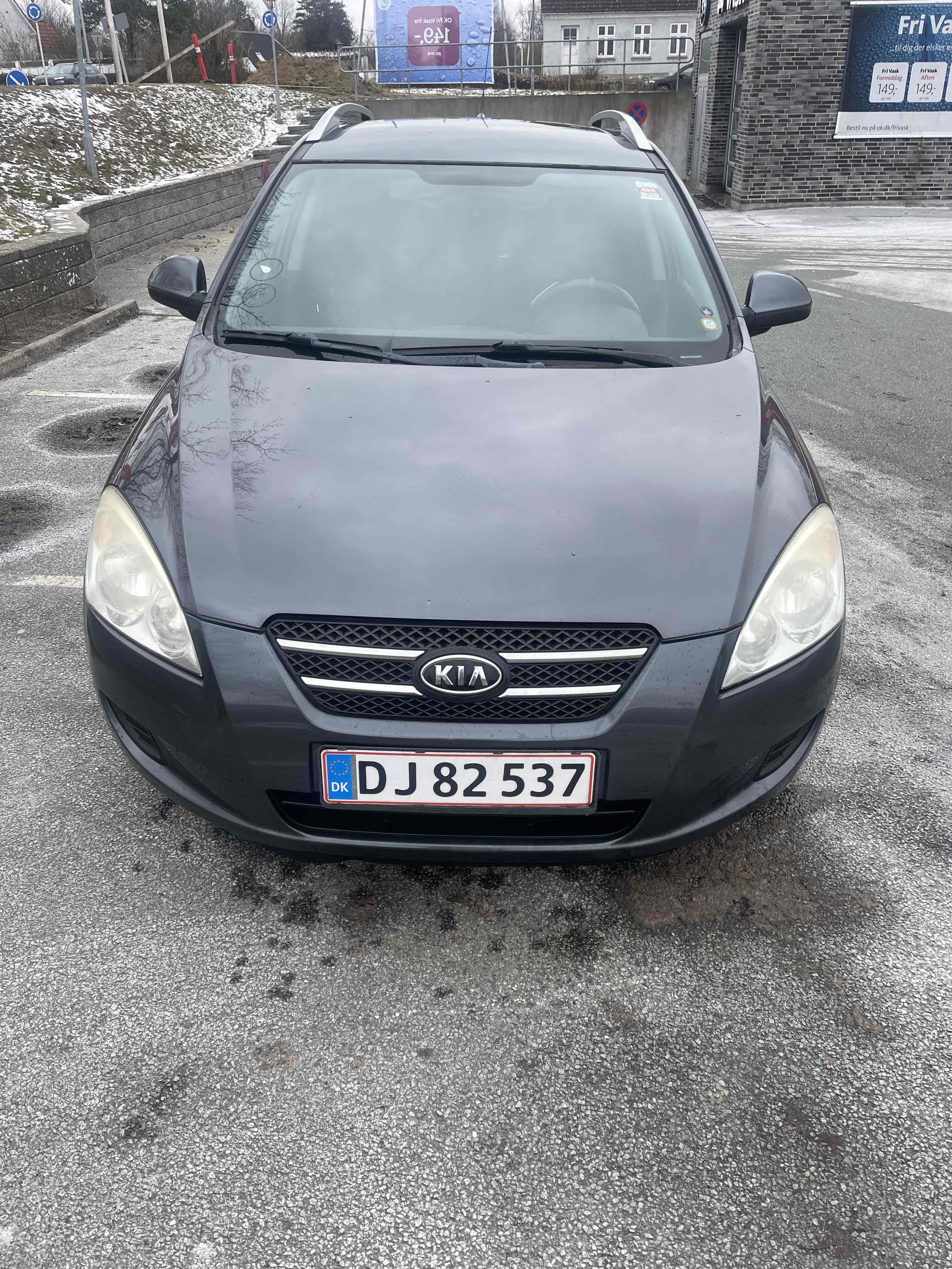 Grå Kia Cee'd fra 2008