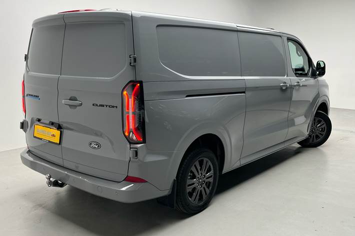 Grå Ford E-Transit Custom fra 2025 set udefra
