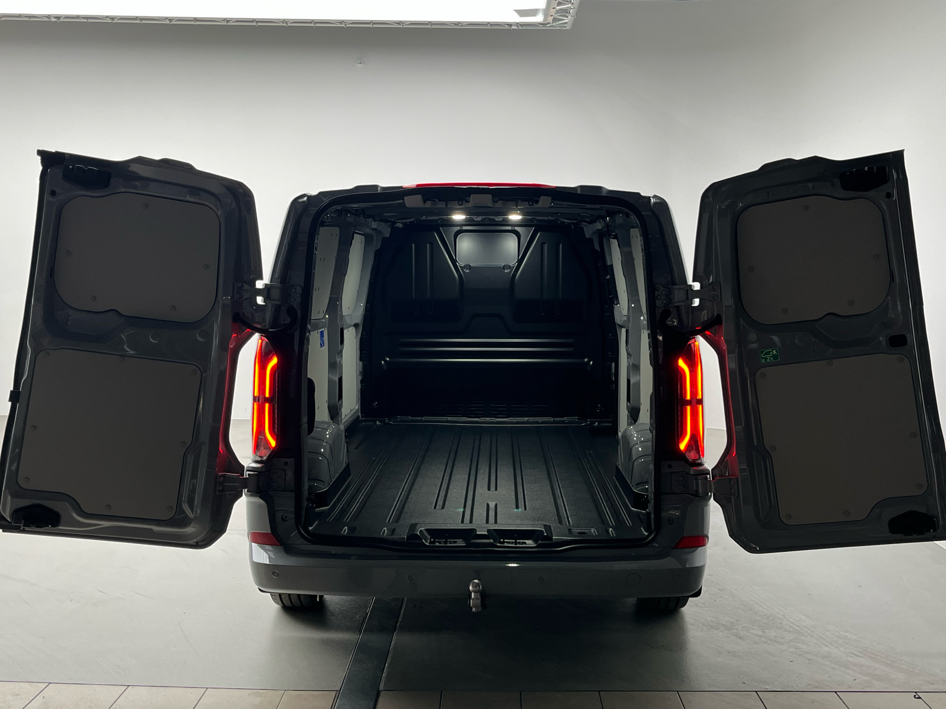 Grå Ford E-Transit Custom fra 2025