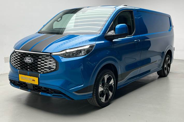 Blå Ford E-Transit Custom fra 2025 set udefra