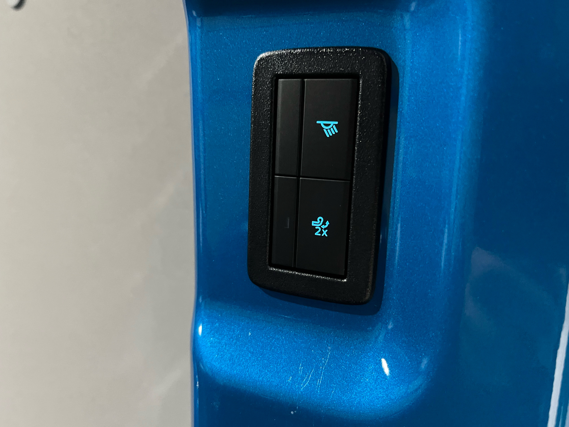 Blå Ford E-Transit Custom fra 2025