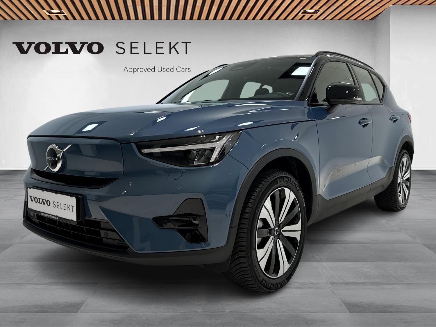 Blå Volvo XC40 fra 2023 set udefra