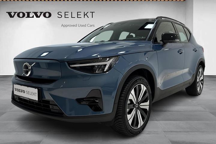 Blå Volvo XC40 fra 2023 set udefra