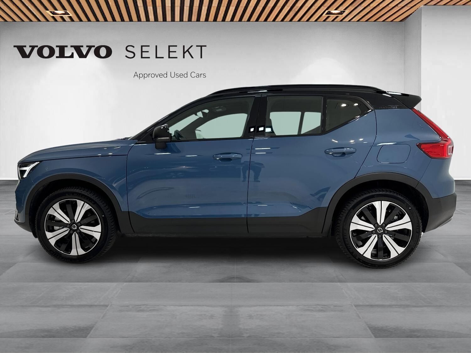 Blå Volvo XC40 fra 2023