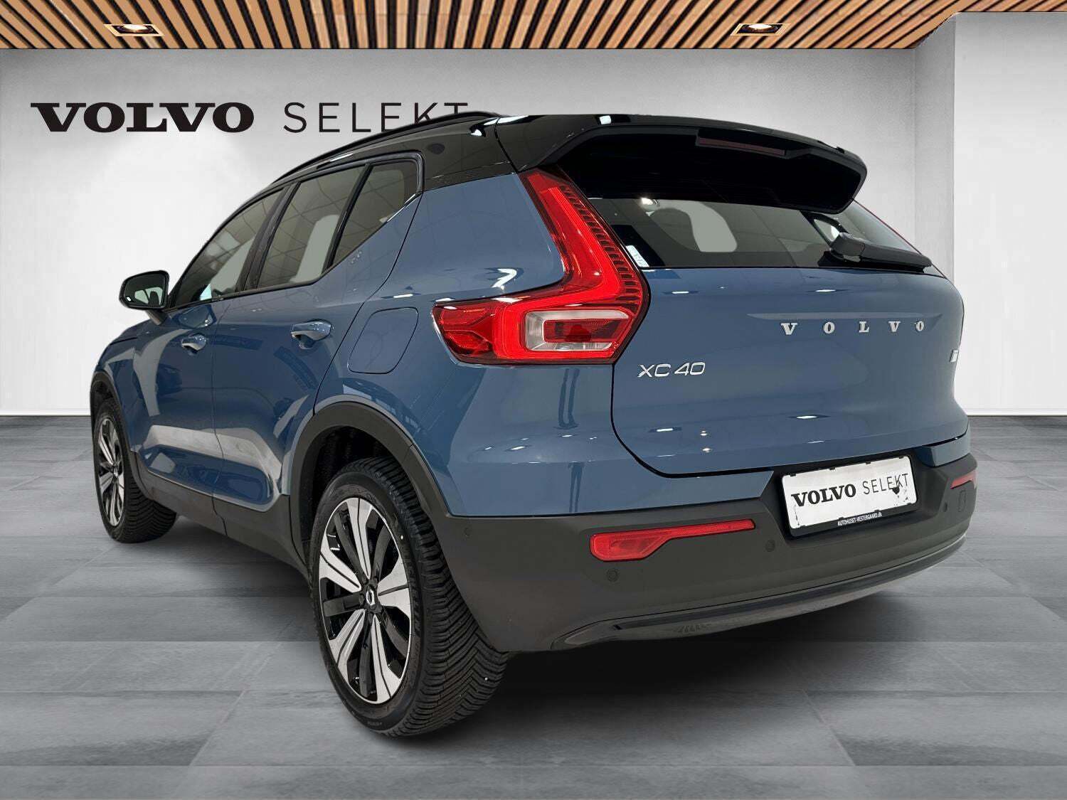 Blå Volvo XC40 fra 2023