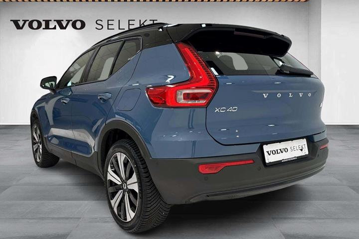 Blå Volvo XC40 fra 2023