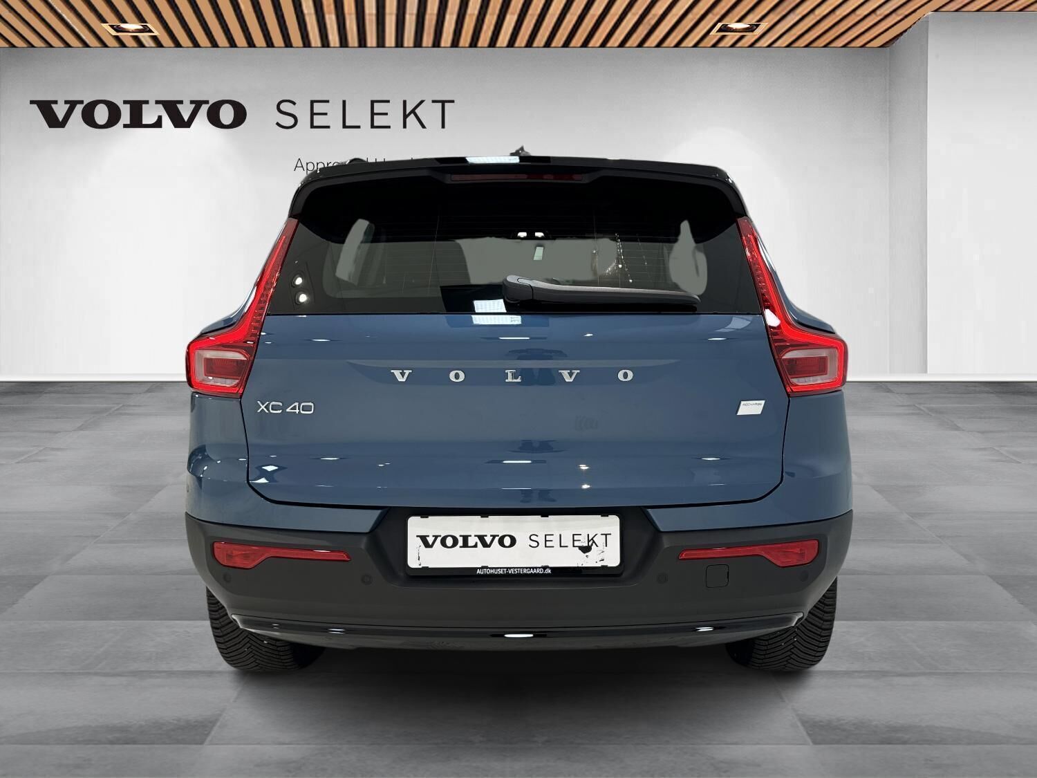 Blå Volvo XC40 fra 2023
