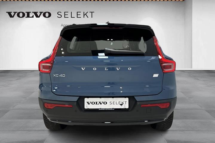 Blå Volvo XC40 fra 2023