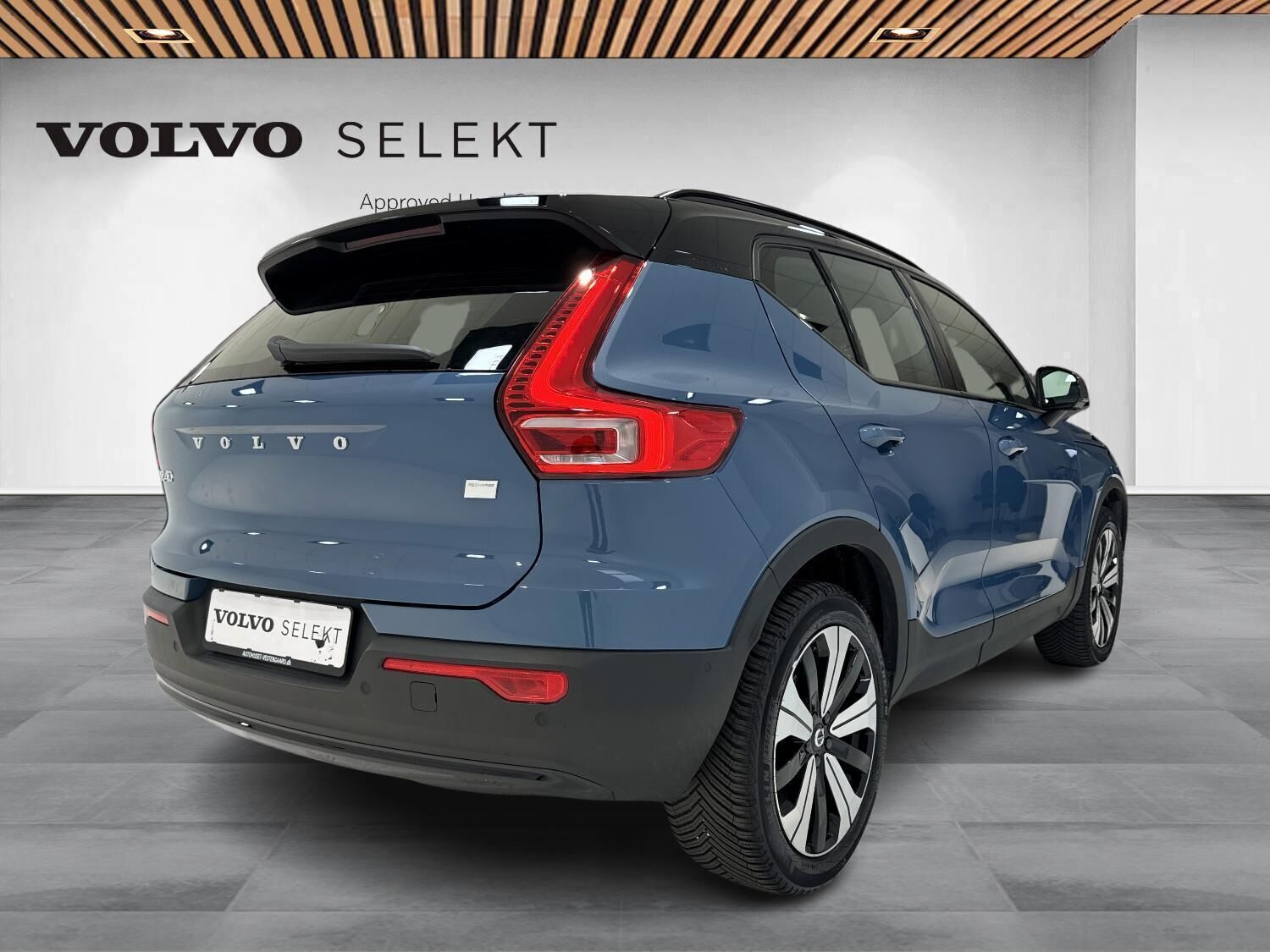 Blå Volvo XC40 fra 2023