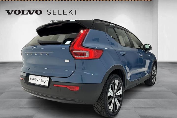 Blå Volvo XC40 fra 2023