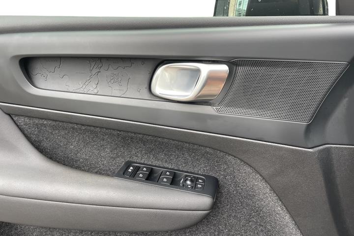 Blå Volvo XC40 fra 2023