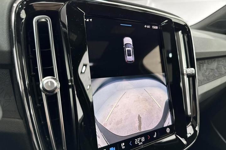 Blå Volvo XC40 fra 2023