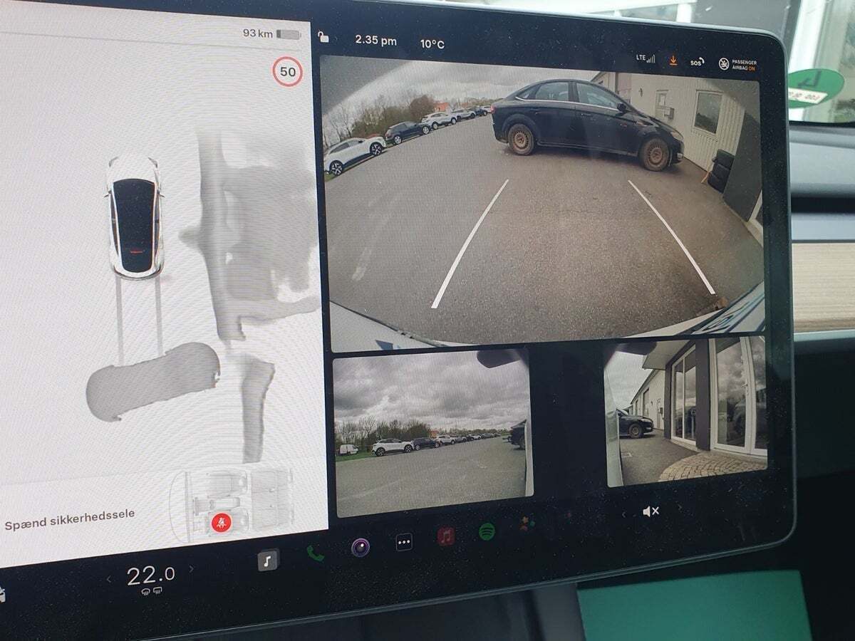 Hvid Tesla Model Y fra 2022