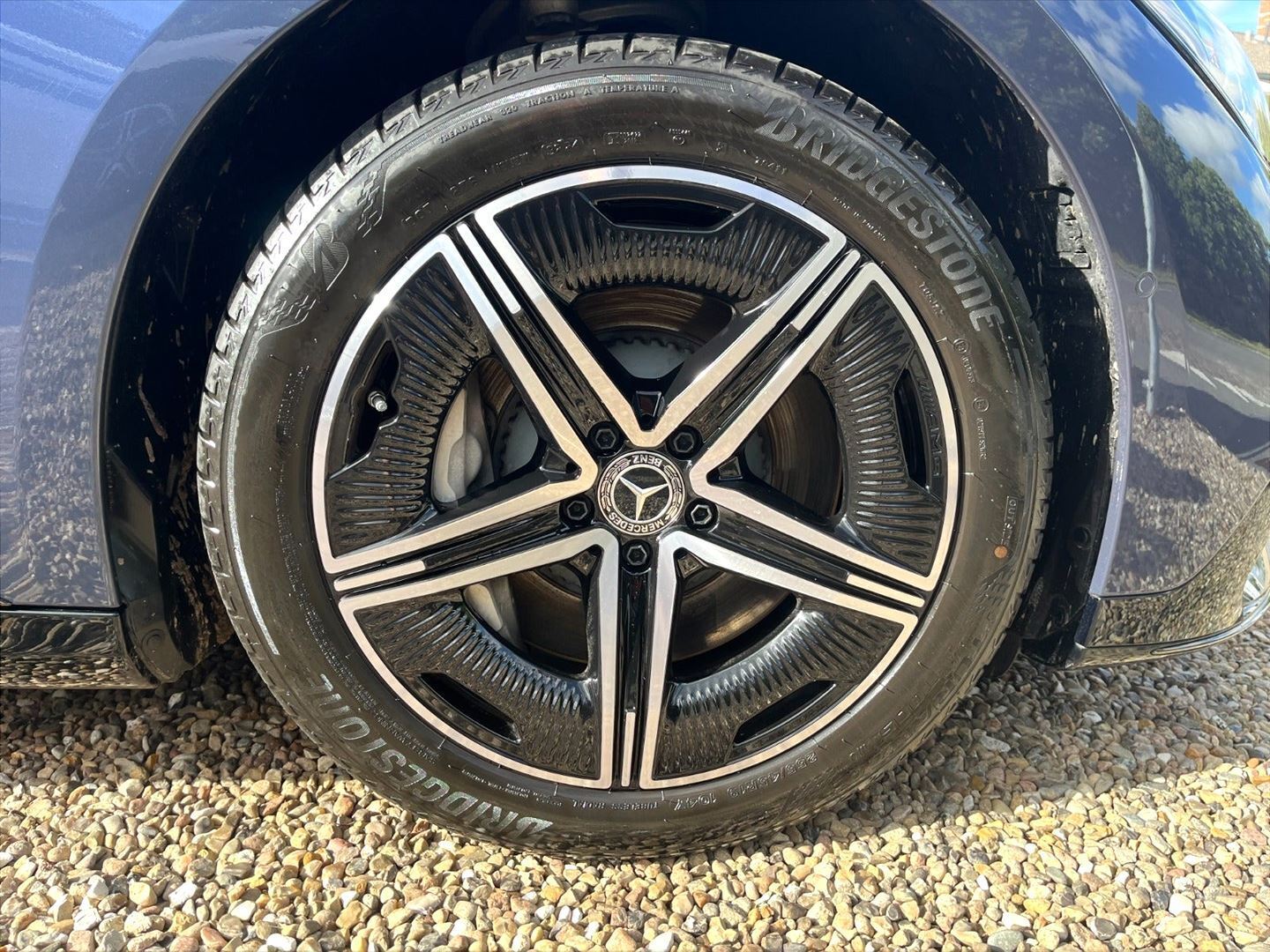 Blå Mercedes EQE 300 fra 2024