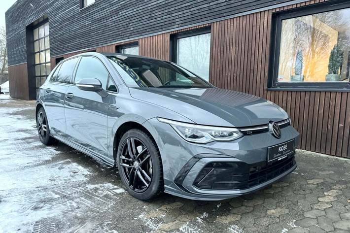 Grå VW Golf VIII fra 2023 set udefra