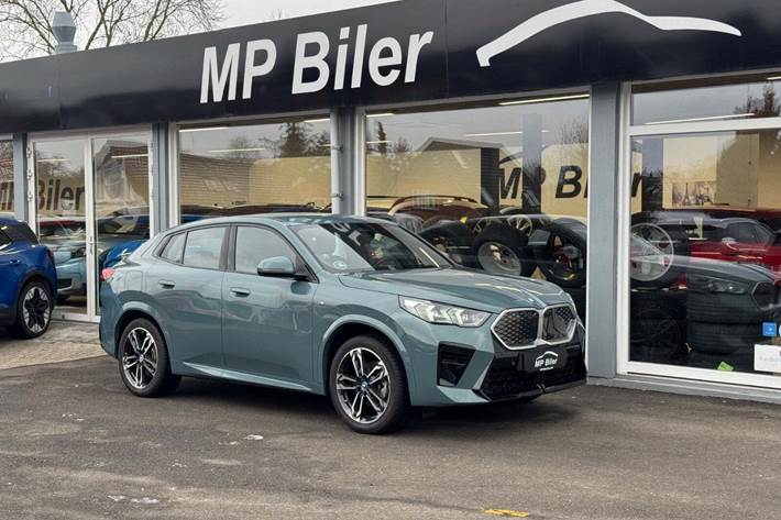 Blå BMW iX2 fra 2024 set udefra