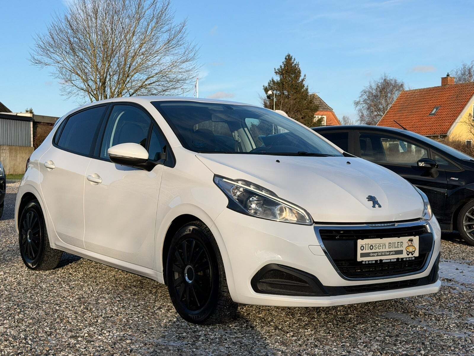Hvid Peugeot 208 fra 2019 set udefra