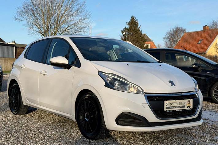 Hvid Peugeot 208 fra 2019 set udefra